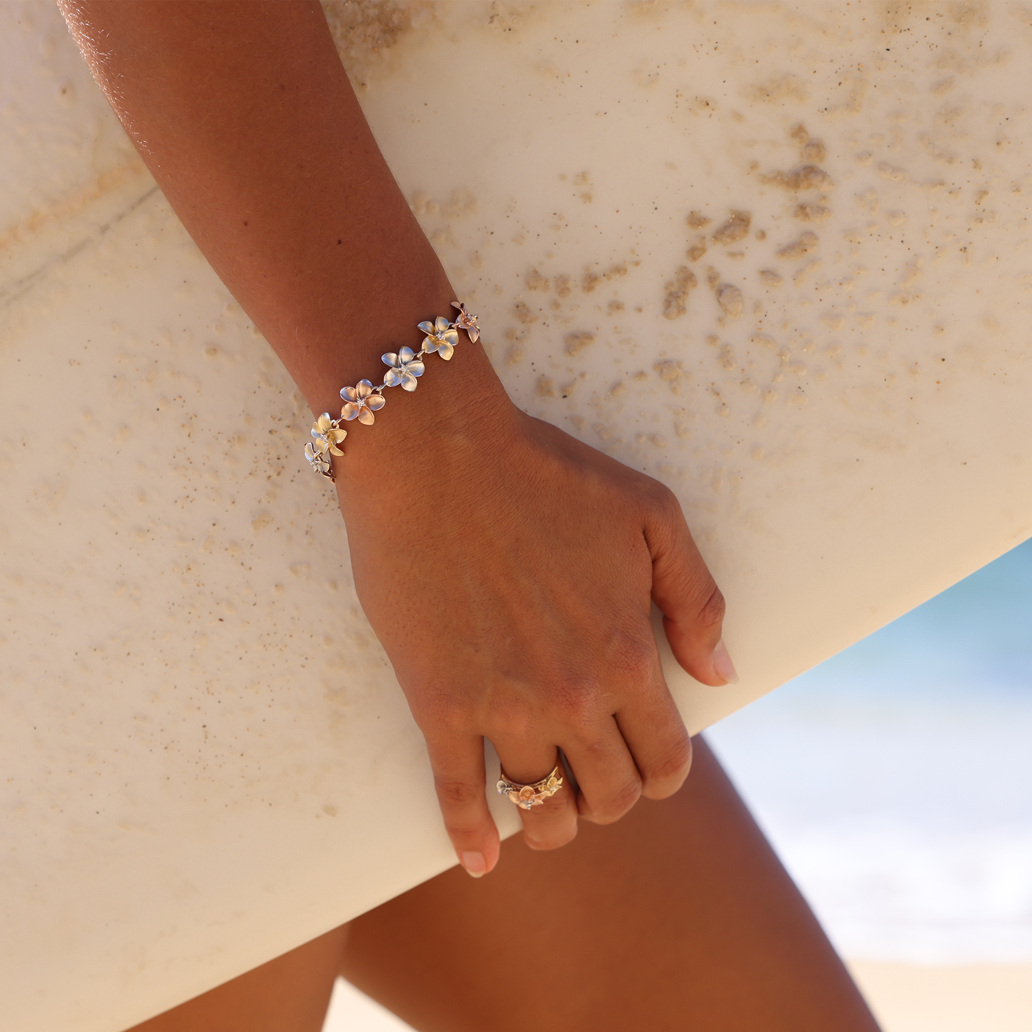 ダイヤモンド付きトライカラーゴールドのプルメリアブレスレット-13mm -7.25 "