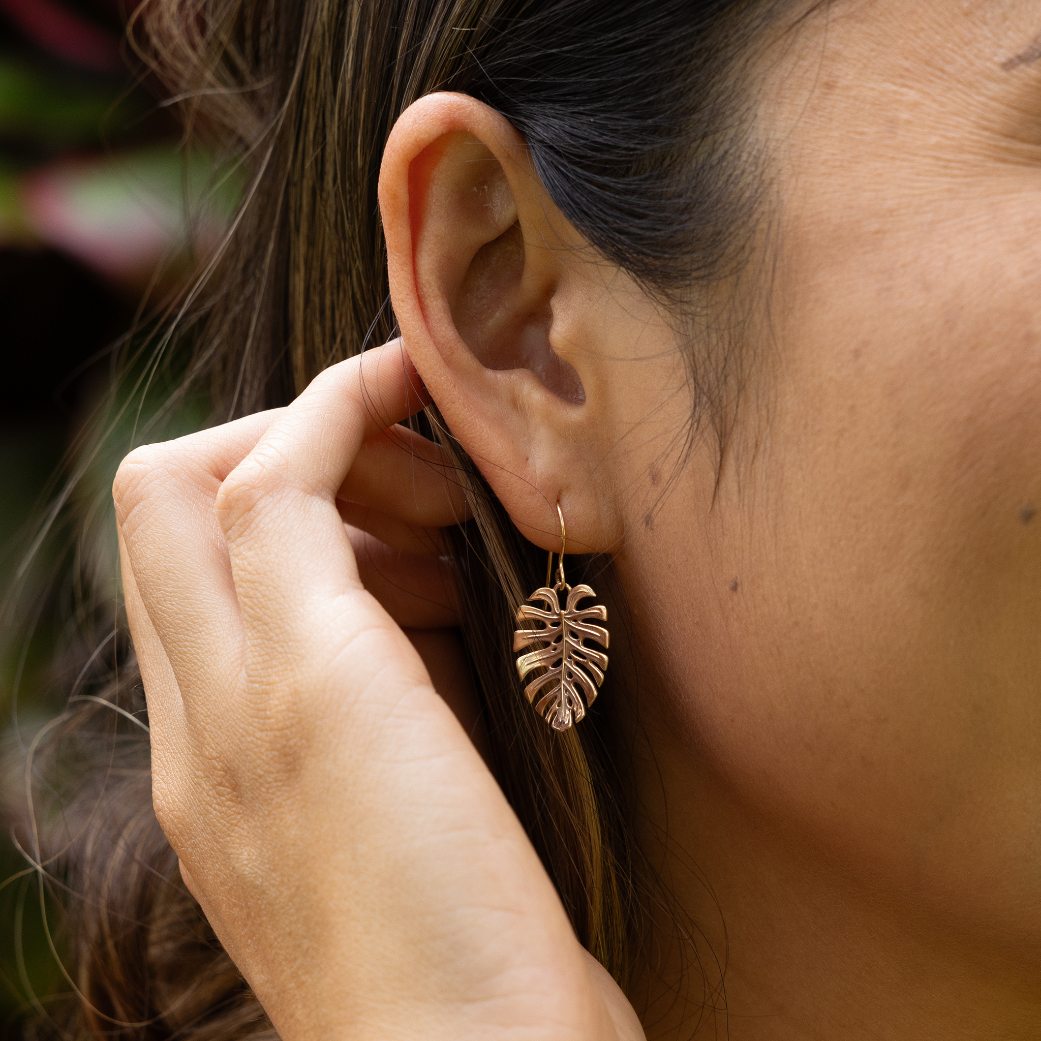 Monstera Earrings in Gold - 23mm
