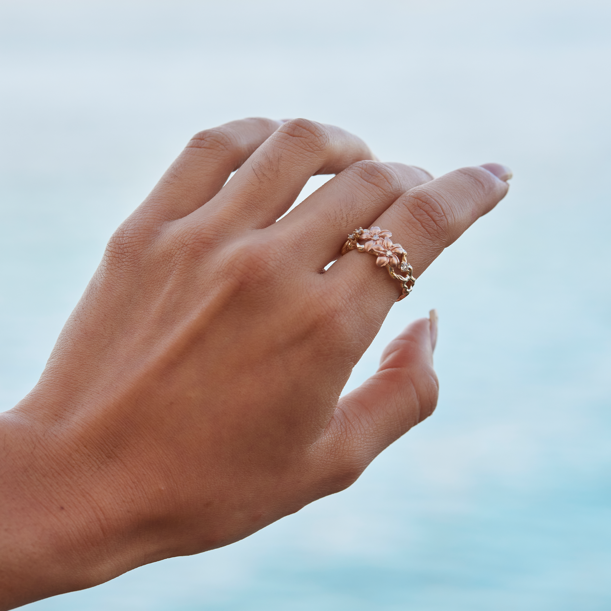 ダイヤモンドと2つのトーンゴールドのプルメリアリング - 10mm