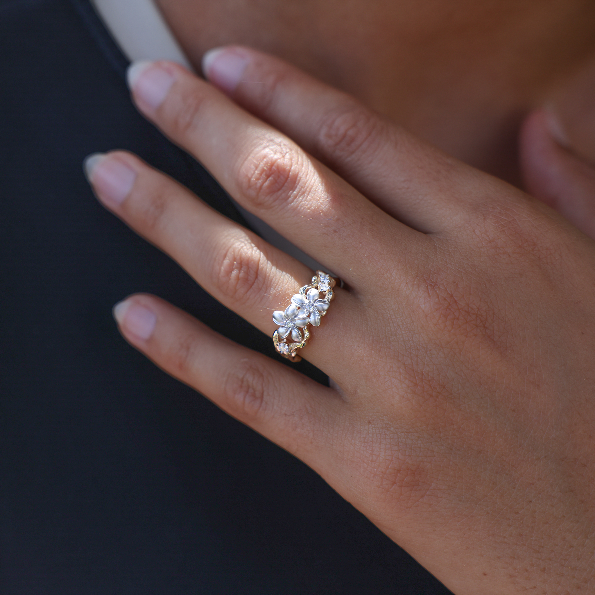 ダイヤモンドと2つのトーンゴールドのプルメリアリング - 10mm