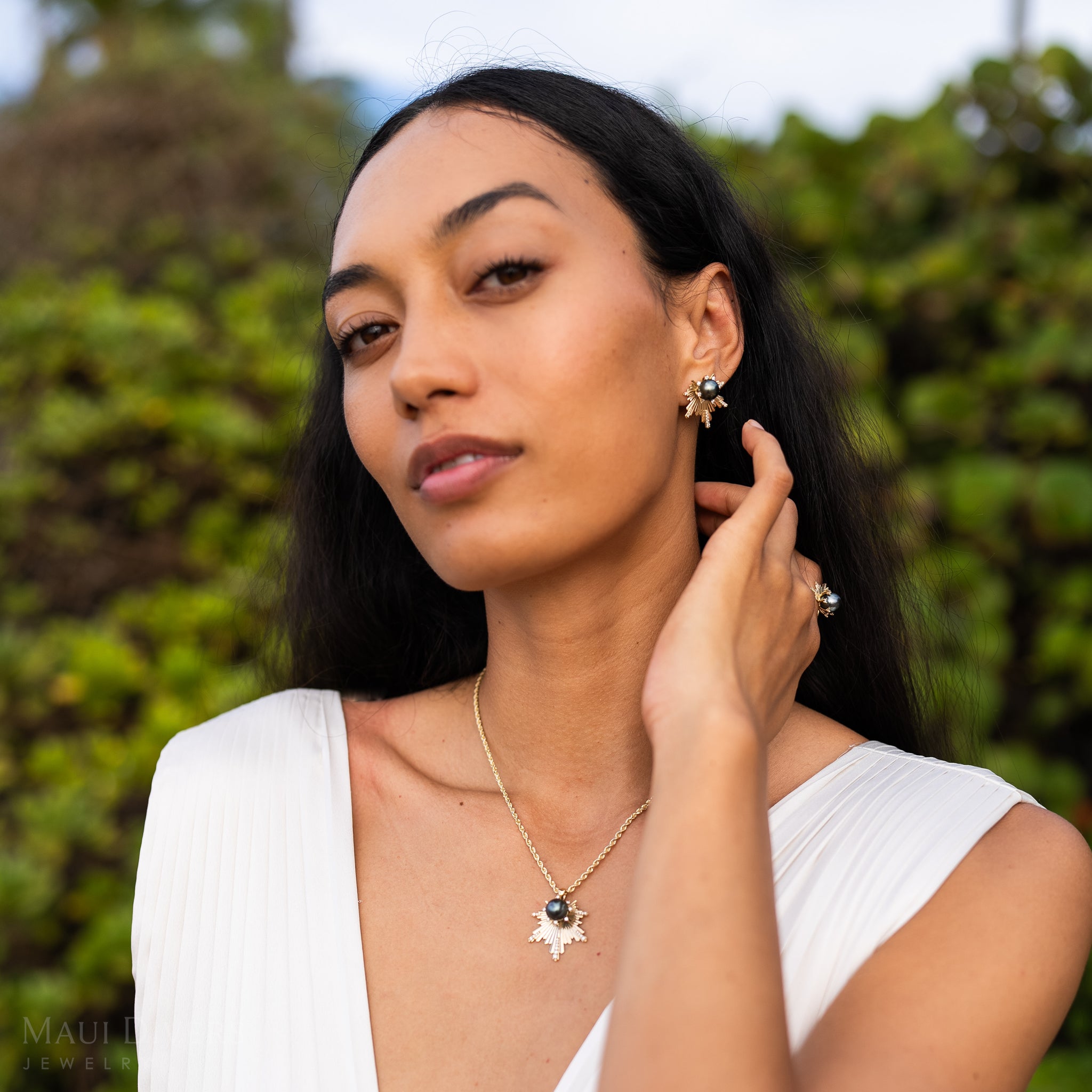 E Hoʻāla Tahitian Black Pearl Earrings in Gold with Diamonds - 23mm