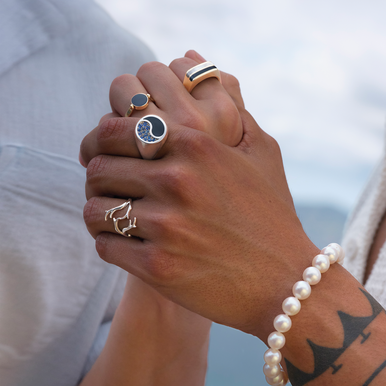 青い金の陰陽の黒いコーラルリング青いサファイアと青いサファイア - 17.5mm