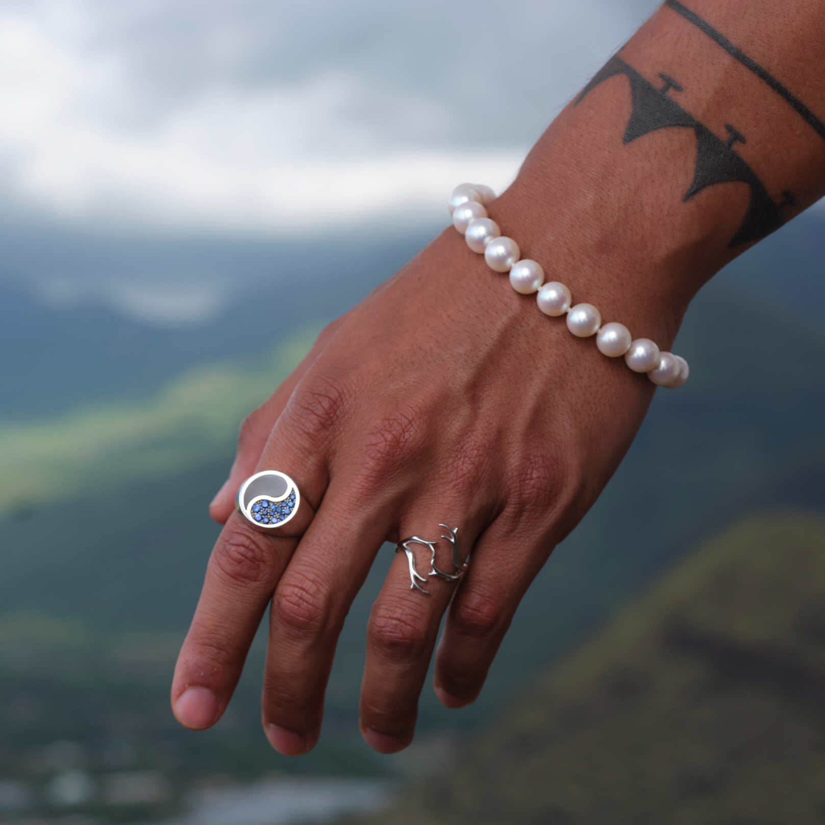 7.5-9" Adjustable Freshwater White Pearl Bracelet in Gold - 9-10mm
