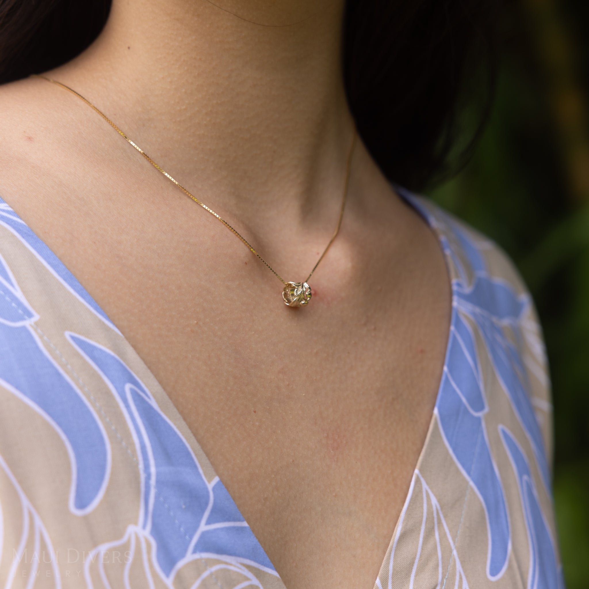 Hawaiian Heirloom Maile Scroll Barrel Pendant in Gold - 8mm