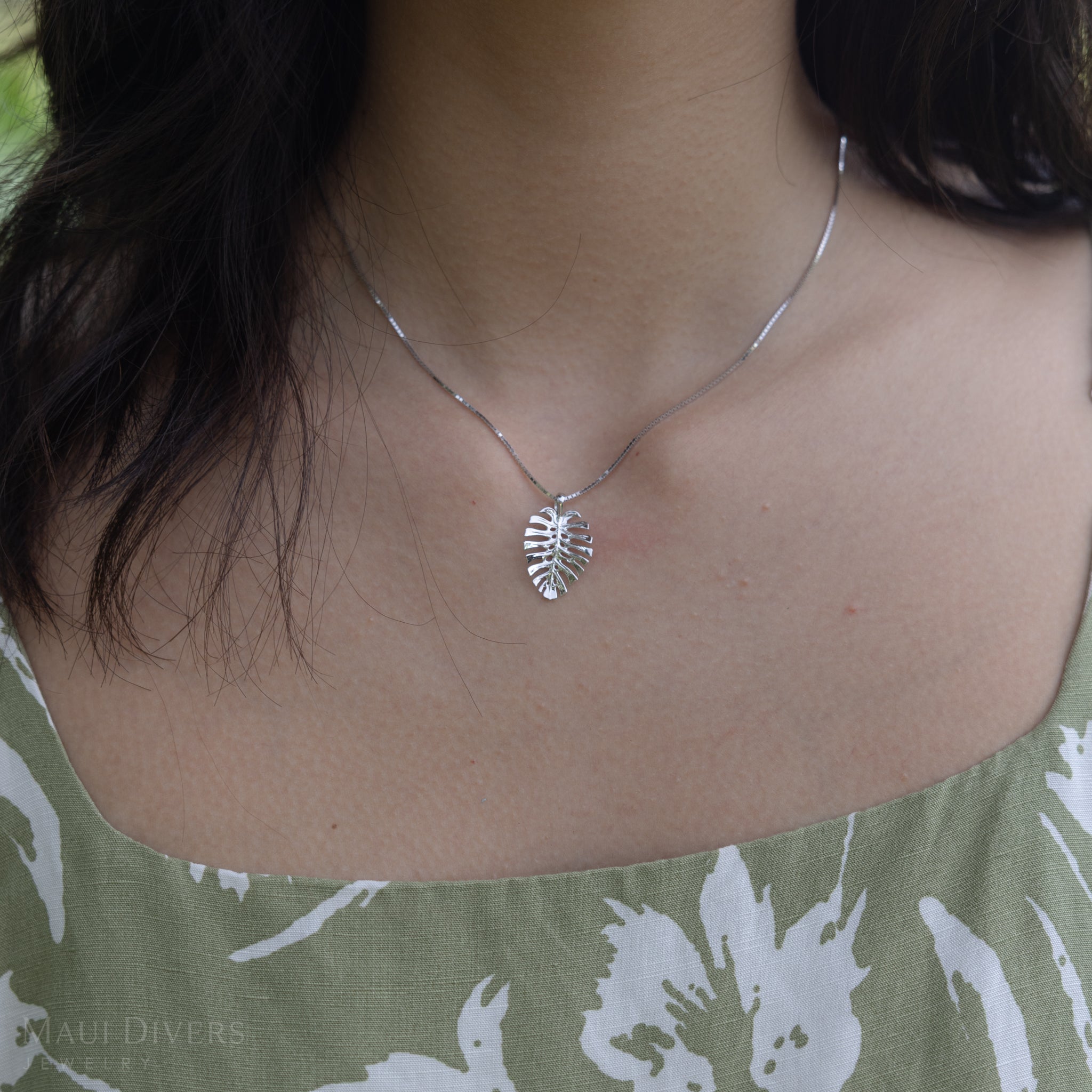 Monstera Pendant in White Gold - 20mm