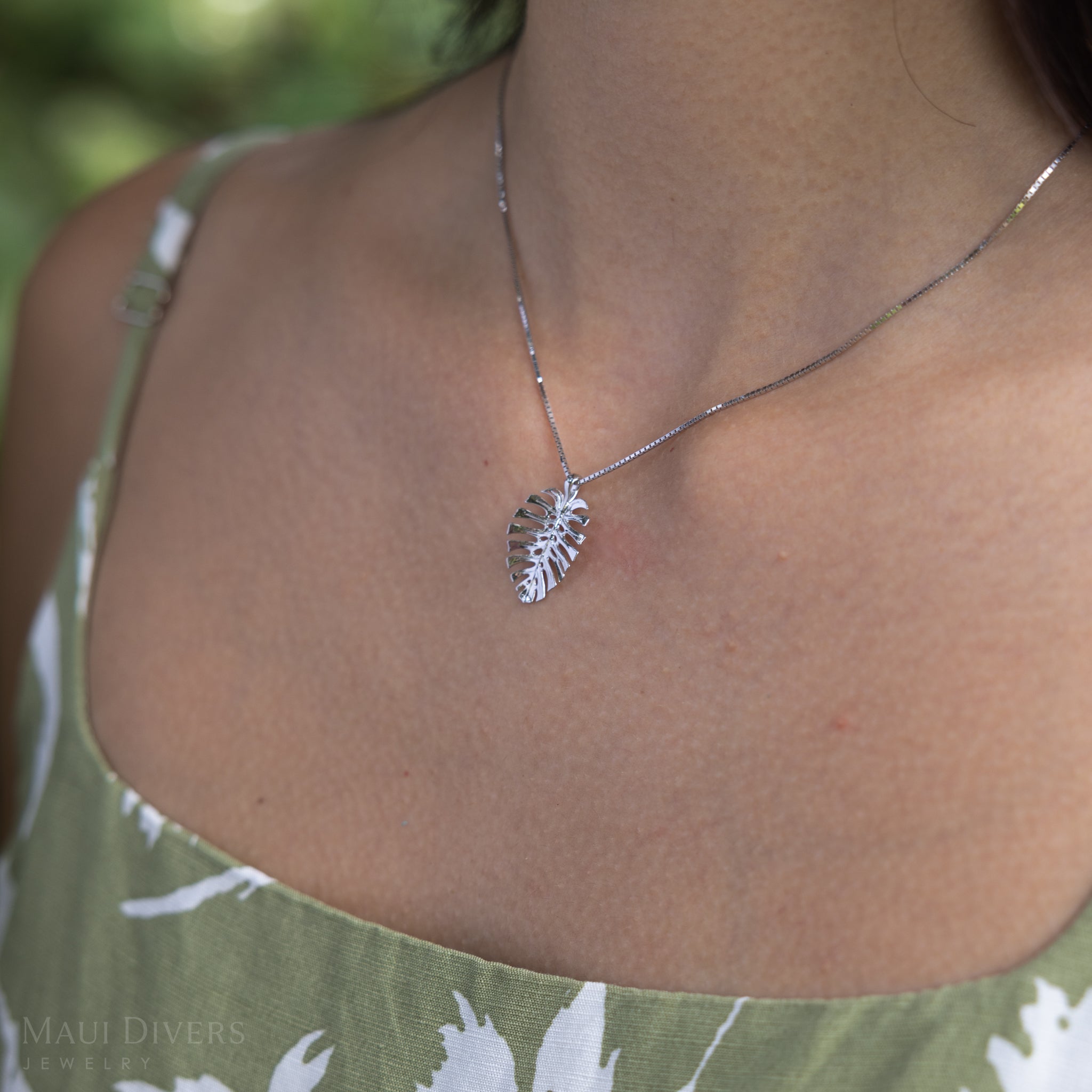 Monstera Pendant in White Gold - 20mm