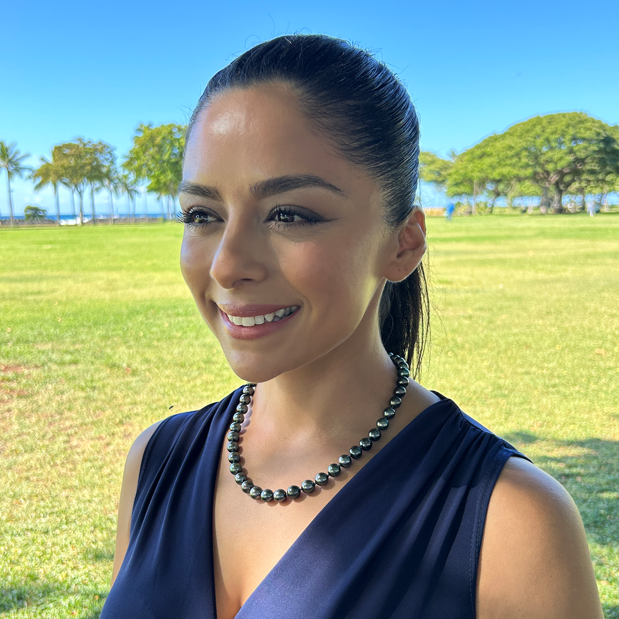 18-19 "ホワイトゴールドクラスプ付きタヒチアンブラックパールストランド-8-11mm