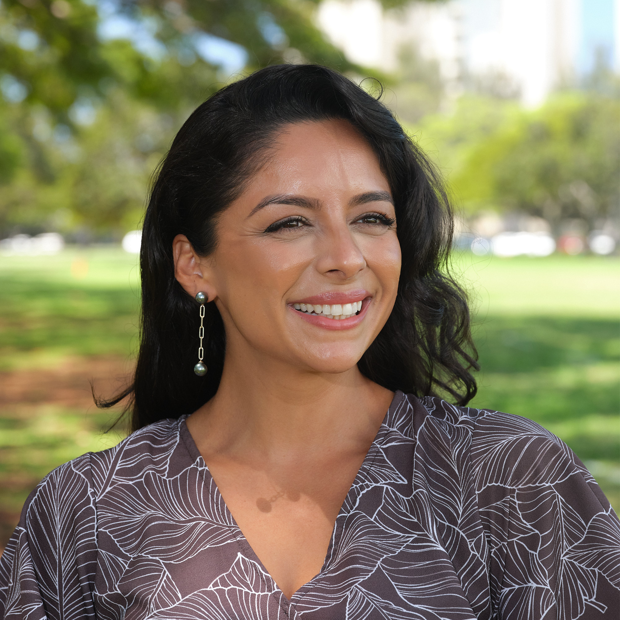 A woman wearing Tahitian Black Pearl Paperclip Chain Earrings in Gold - 9-11mm - Maui Divers Jewelry