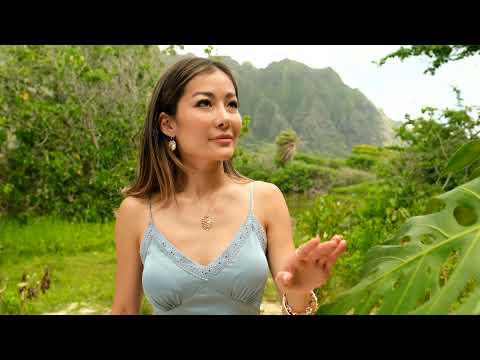 Video showing a woman with a Monstera Ring in Gold on it - Maui Divers Jewelry