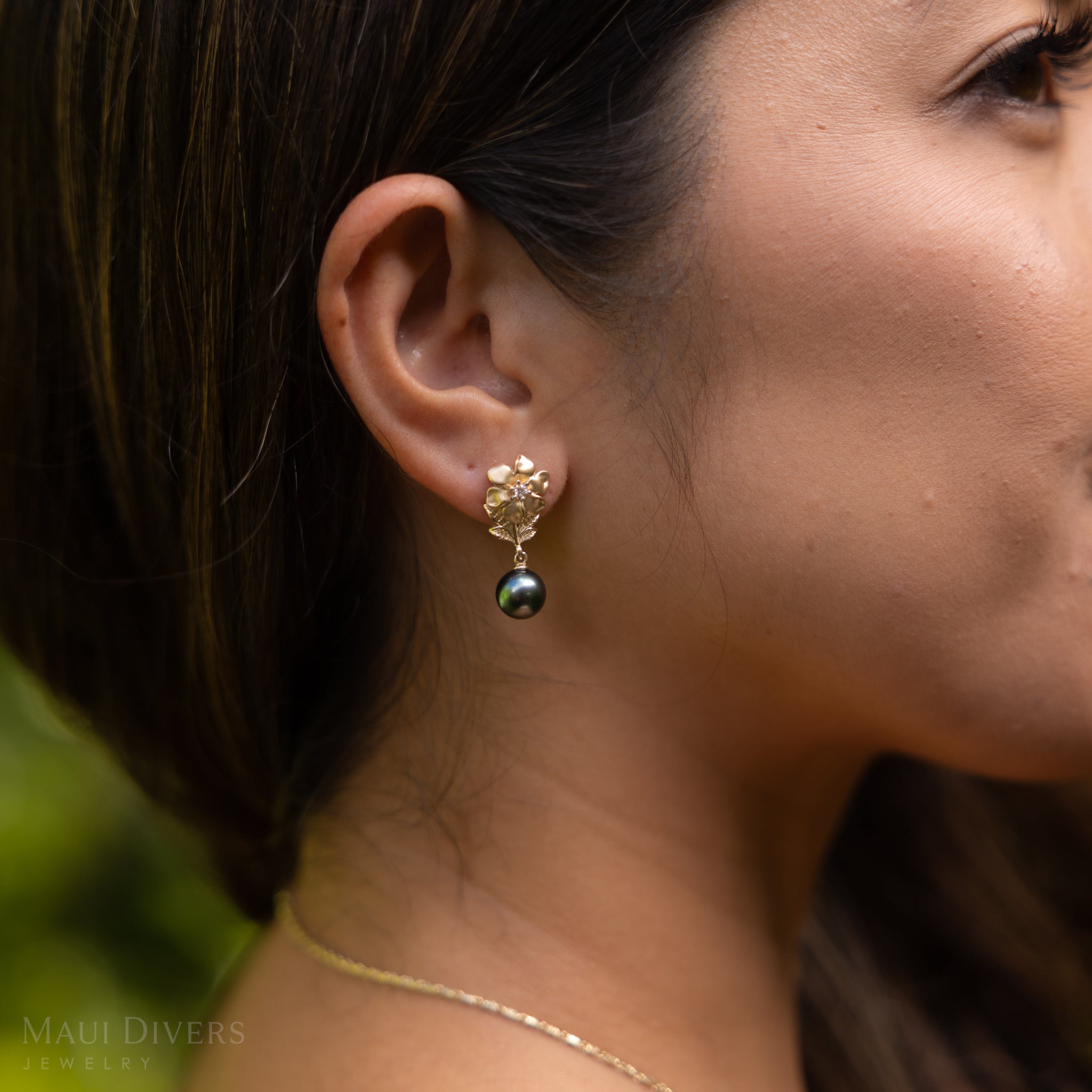 Nāʻū Tahitian Black Pearl Earrings in Gold with Diamonds - 8-9mm