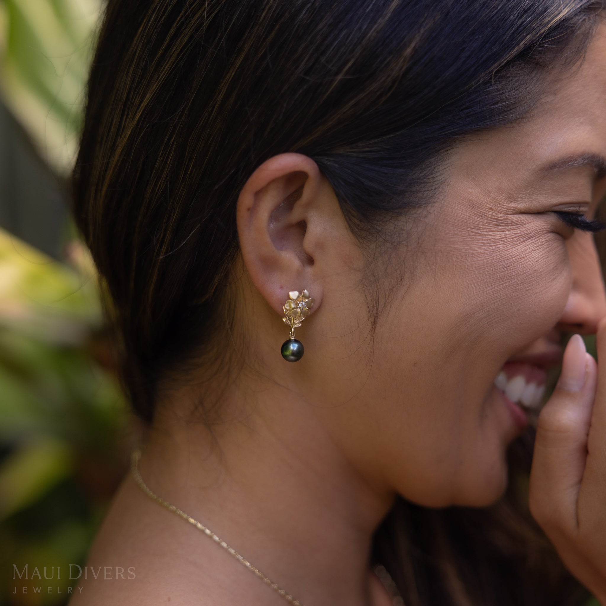 Nāʻū Tahitian Black Pearl Earrings in Gold with Diamonds - 8-9mm