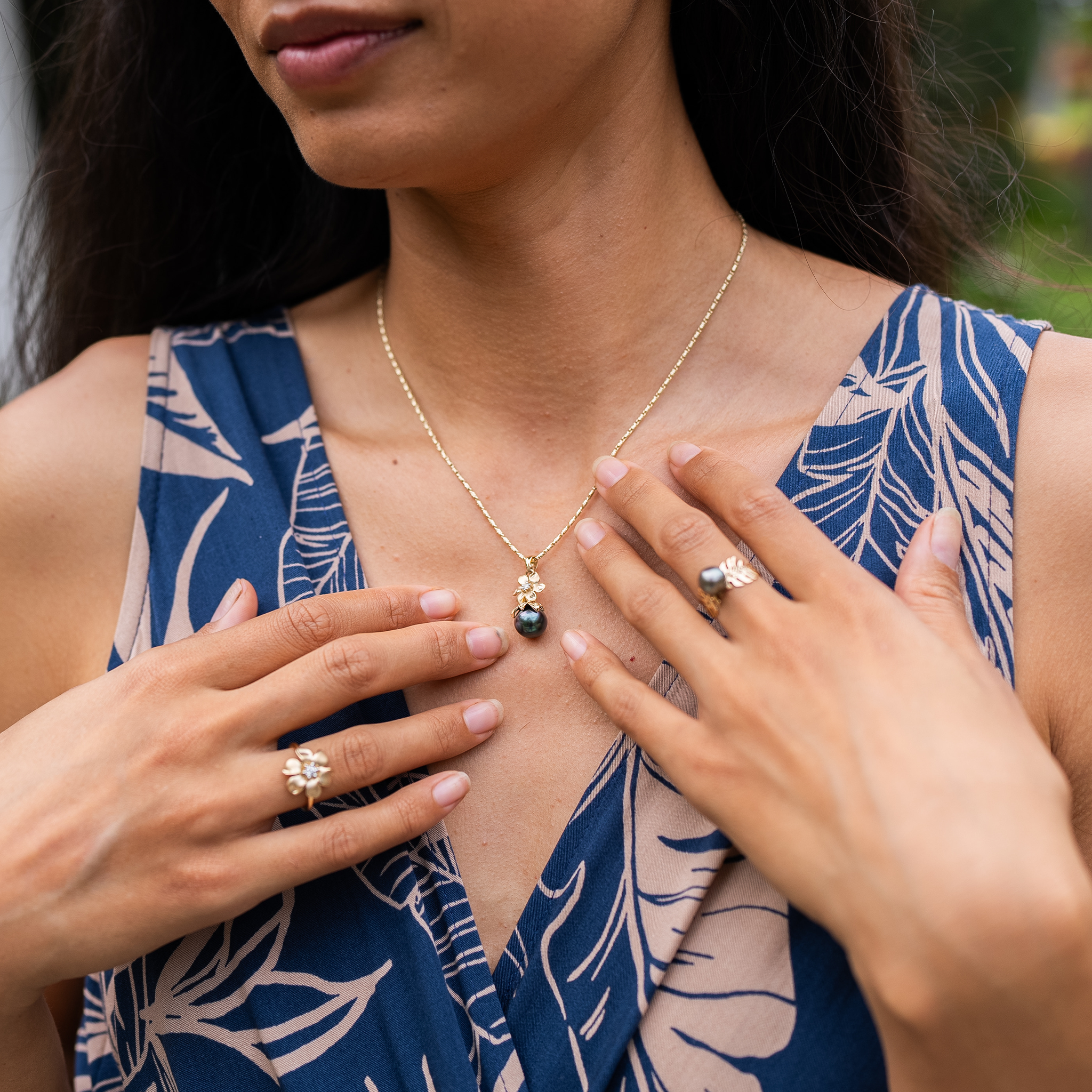 Nāʻū Tahitian Black Pearl Pendant in Gold with Diamond - 10-11mm