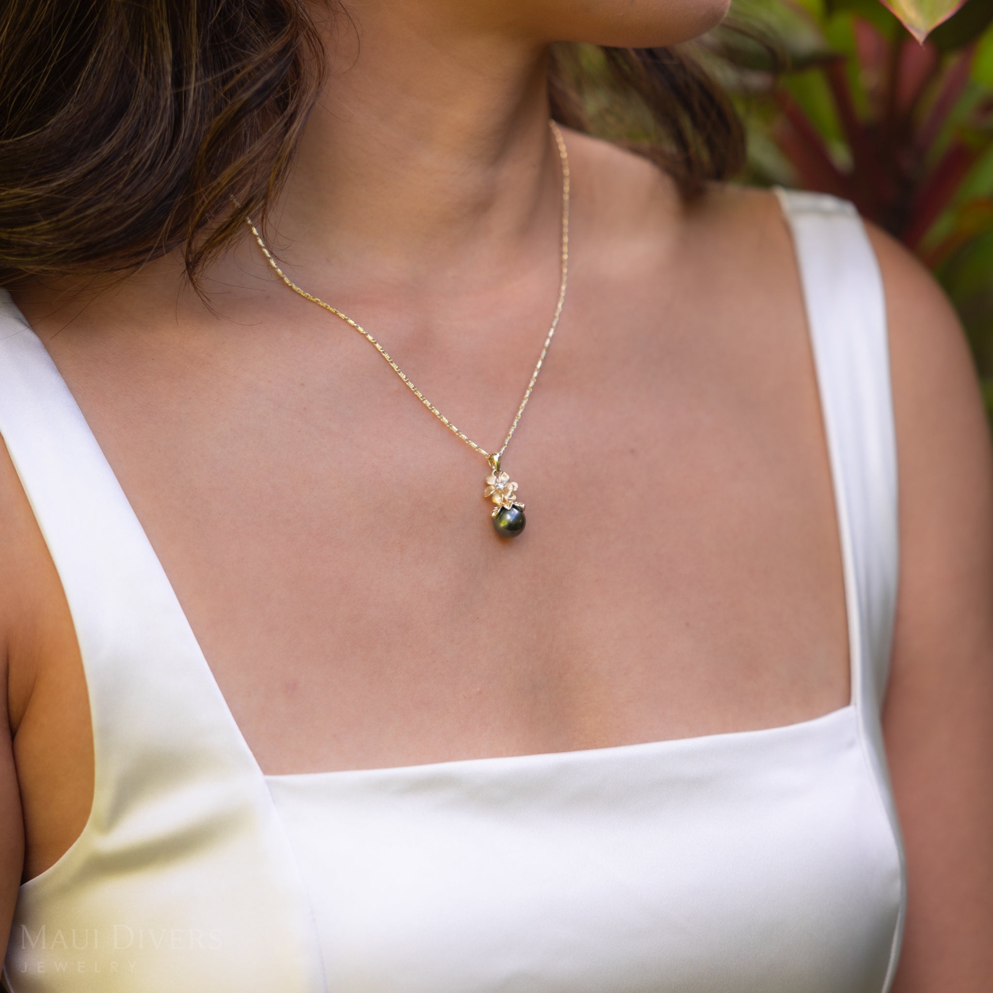 Nāʻū Tahitian Black Pearl Pendant in Gold with Diamond - 10-11mm