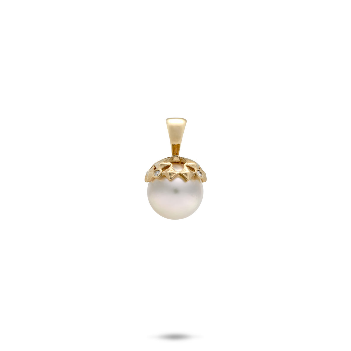 An 8mm Akoya white pearl pendant in 14k yellow gold with a Hawaiian quilted star design around the top of the pattern with diamonds, shown on a white background