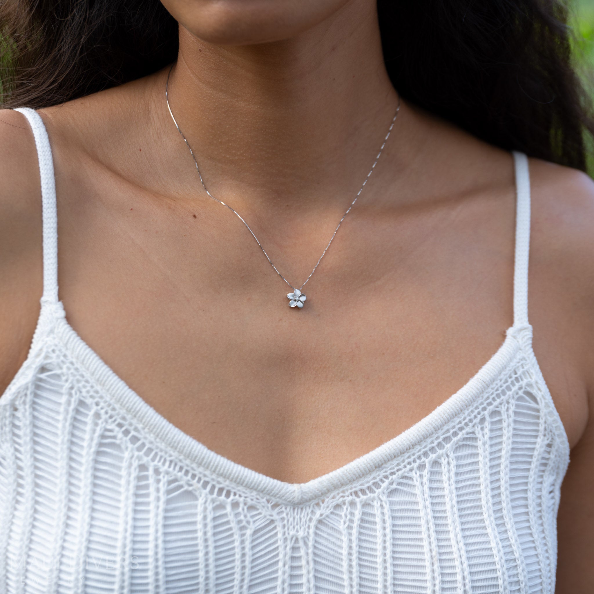 Plumeria Pendant in White Gold with Diamond - 11mm