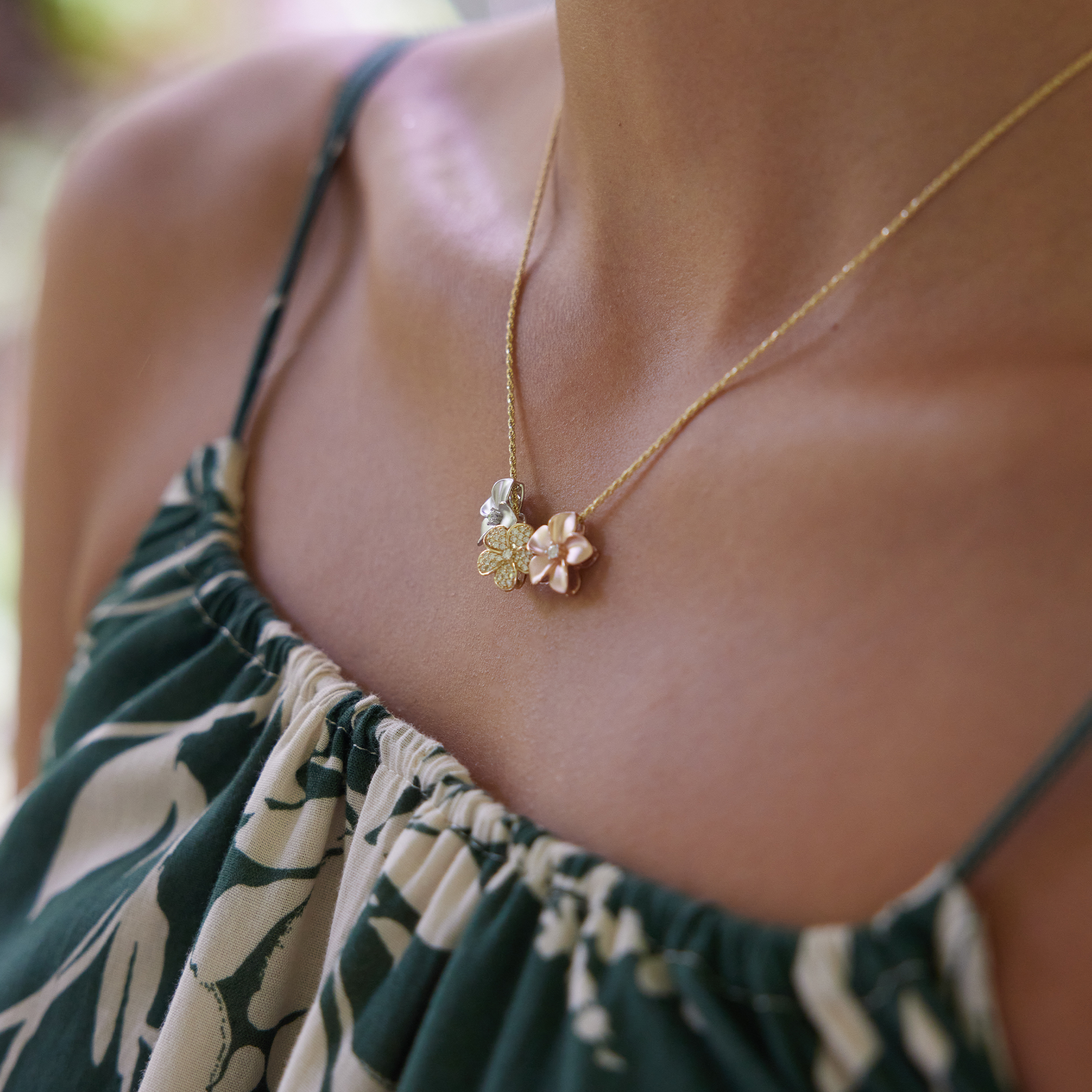 Plumeria Pendant in Gold with Diamonds - 11mm