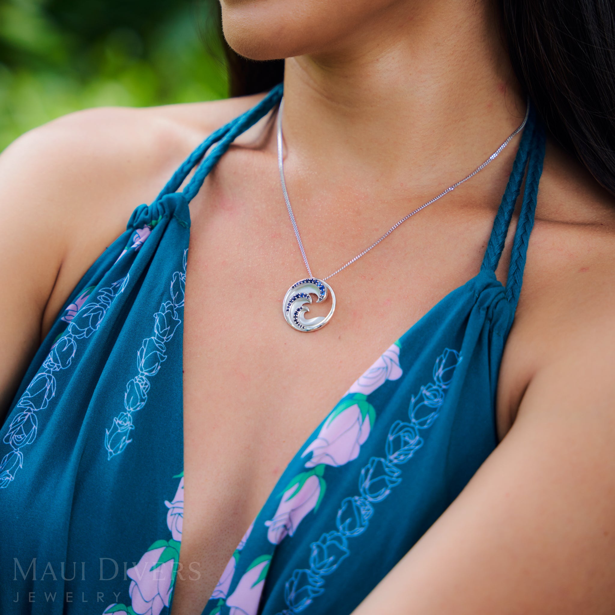 Nalu Pendant in White Gold with Blue Sapphires - 24mm