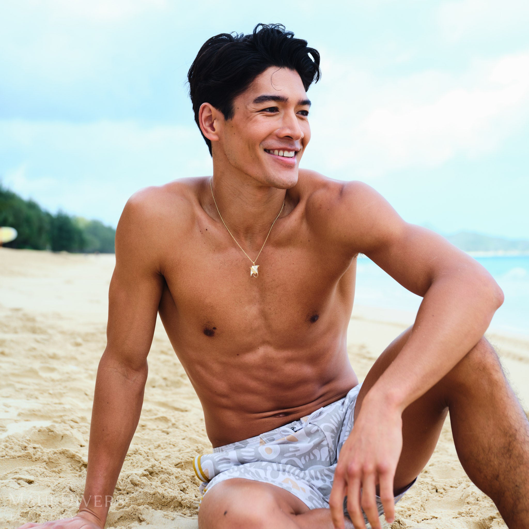 Ocean Dance Manta Ray Pendant in Gold with Diamonds - 21mm