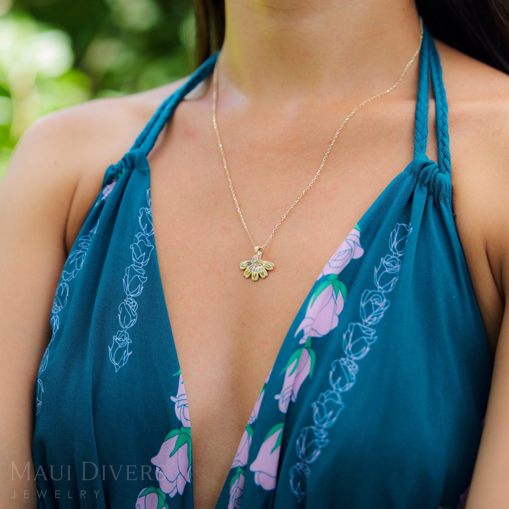 Mountain Naupaka Pendant in Gold with Diamonds - 28mm