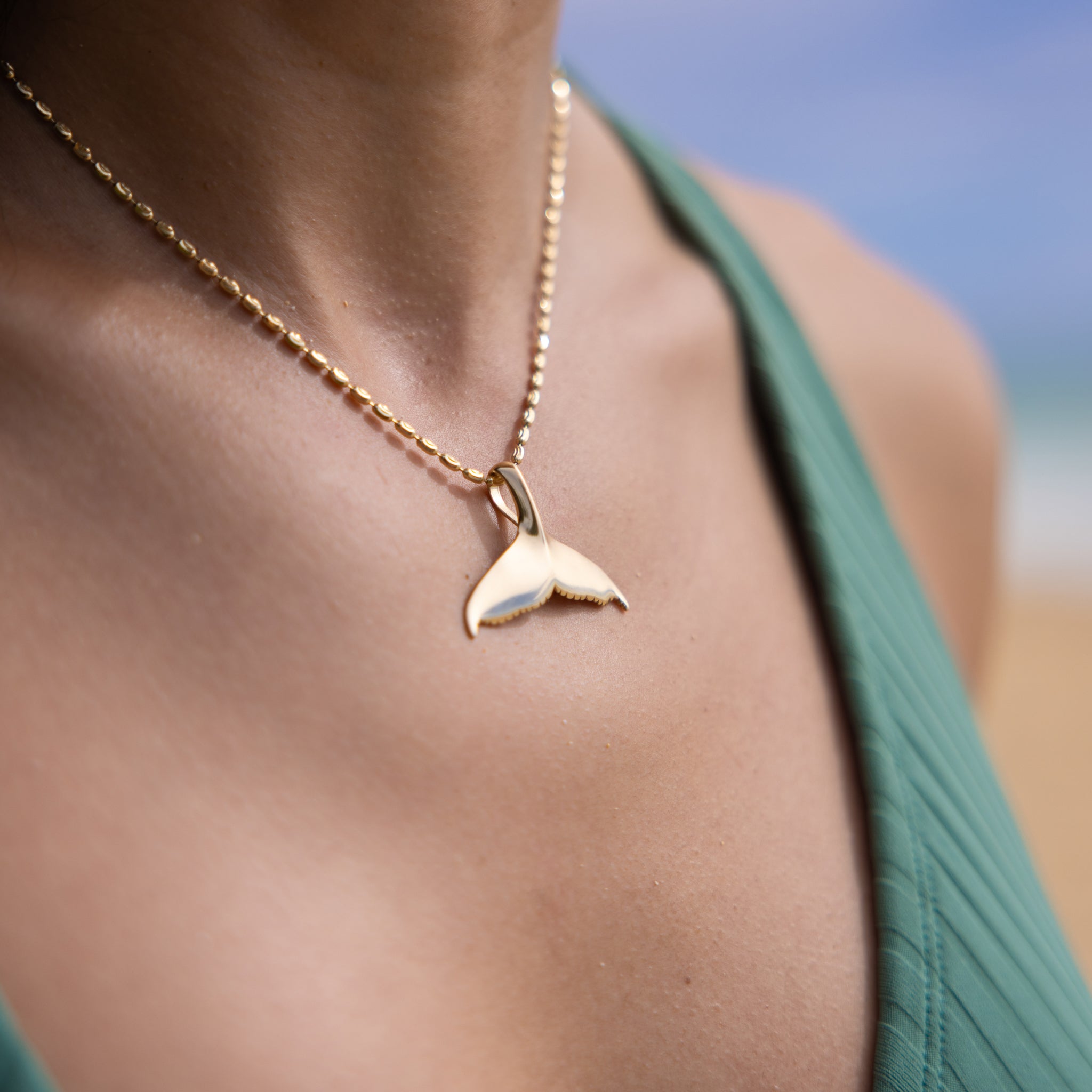 Whale Tail Pendant in Gold - 35mm