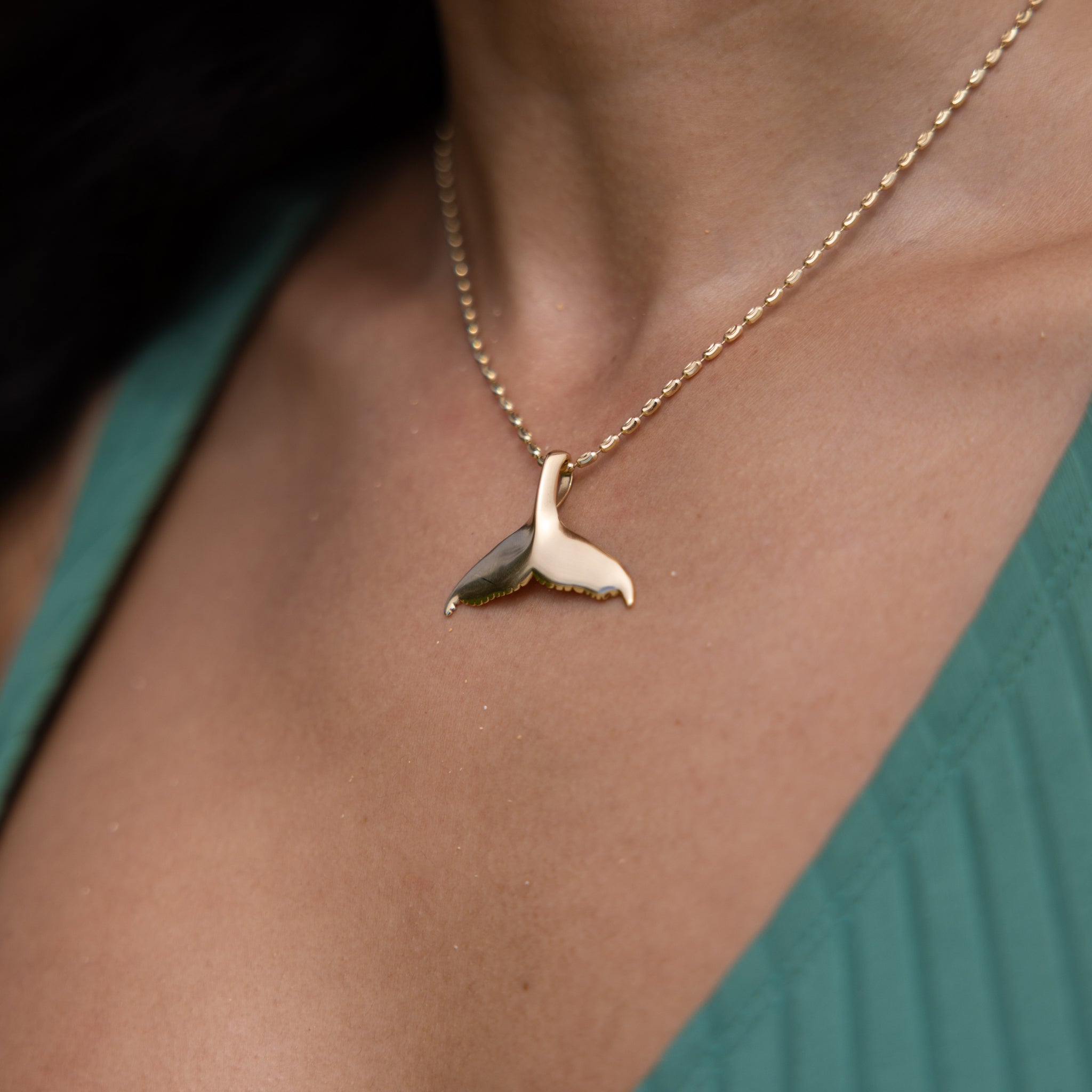 Whale Tail Pendant in Gold - 35mm