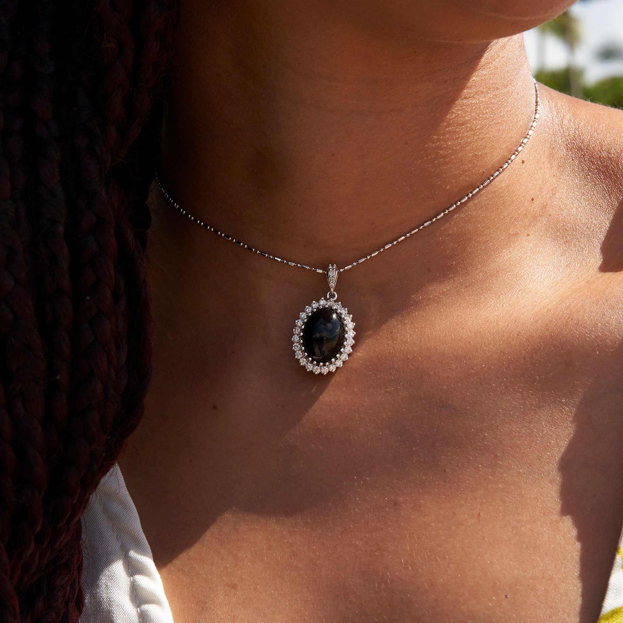 Princess Ka‘iulani Black Coral Pendant in White Gold with Diamonds - 16mm