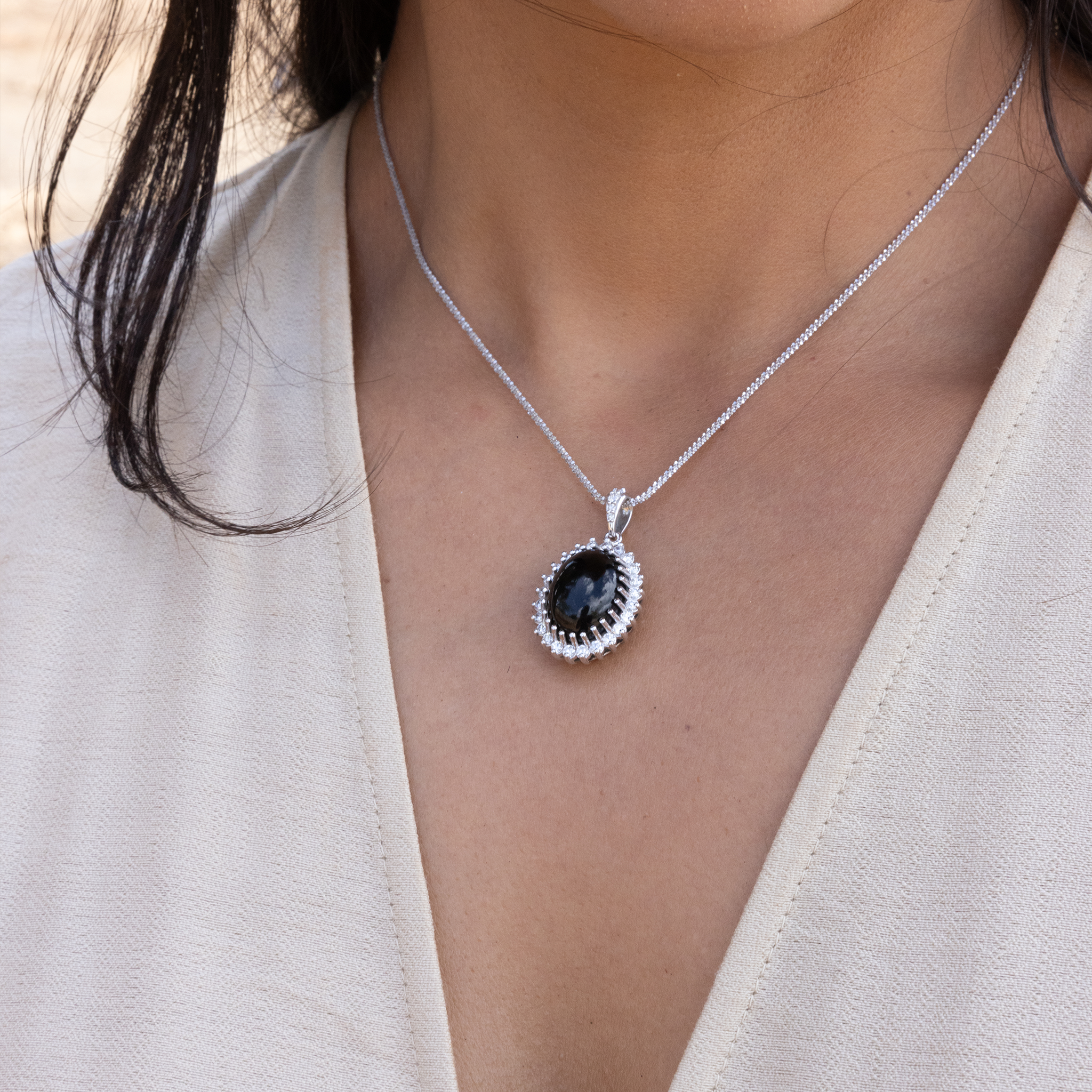 Princess Ka‘iulani Black Coral Pendant in White Gold with Diamonds - 16mm