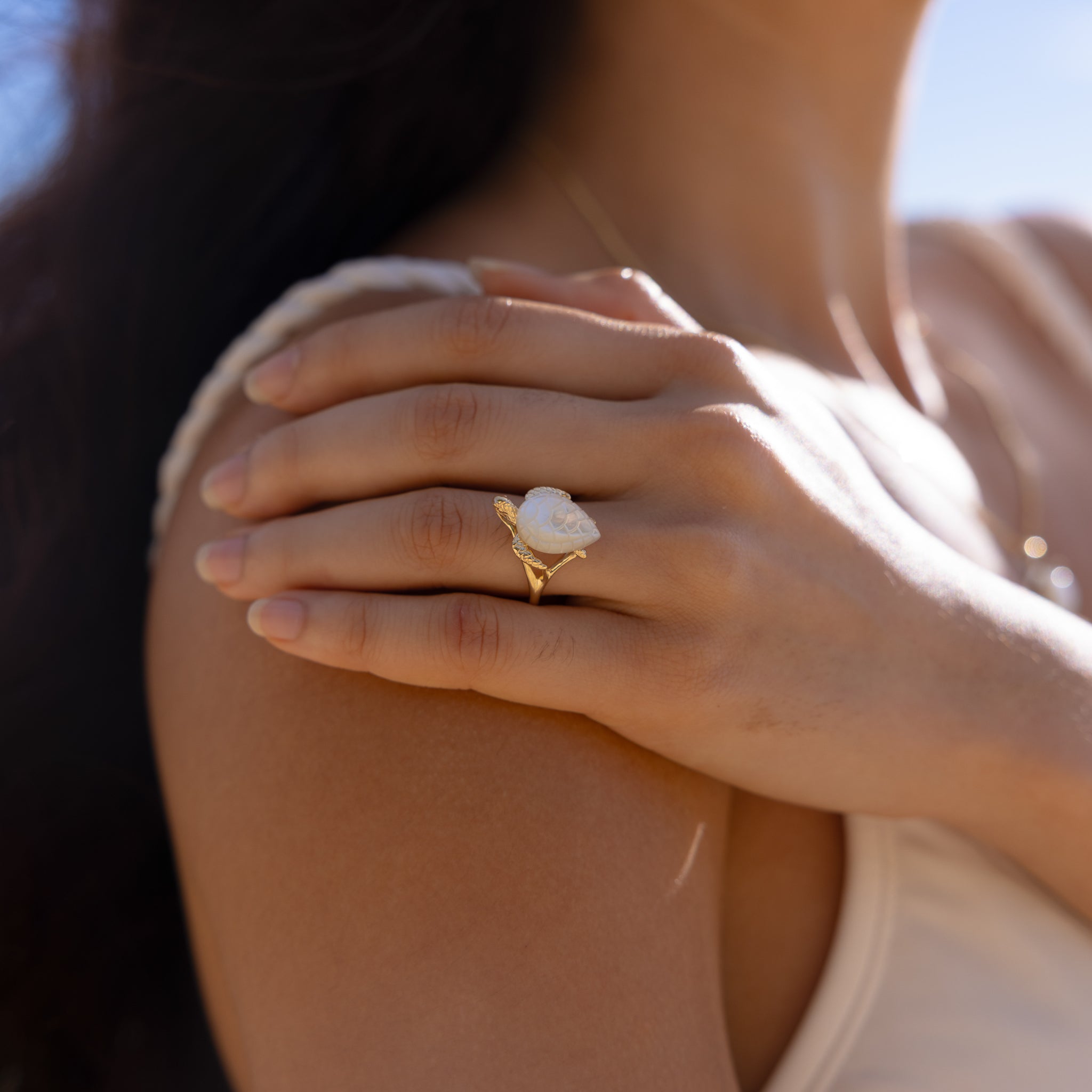 Honu Mother of Pearl Ring in Gold - 14mm