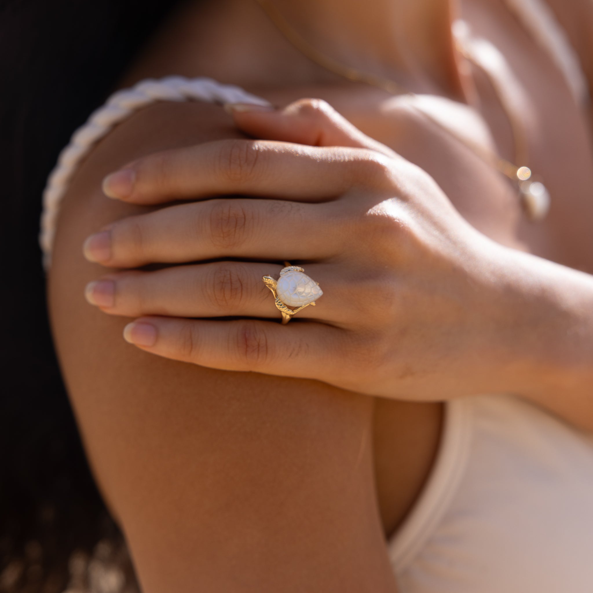 Honu Mother of Pearl Ring in Gold - 14mm