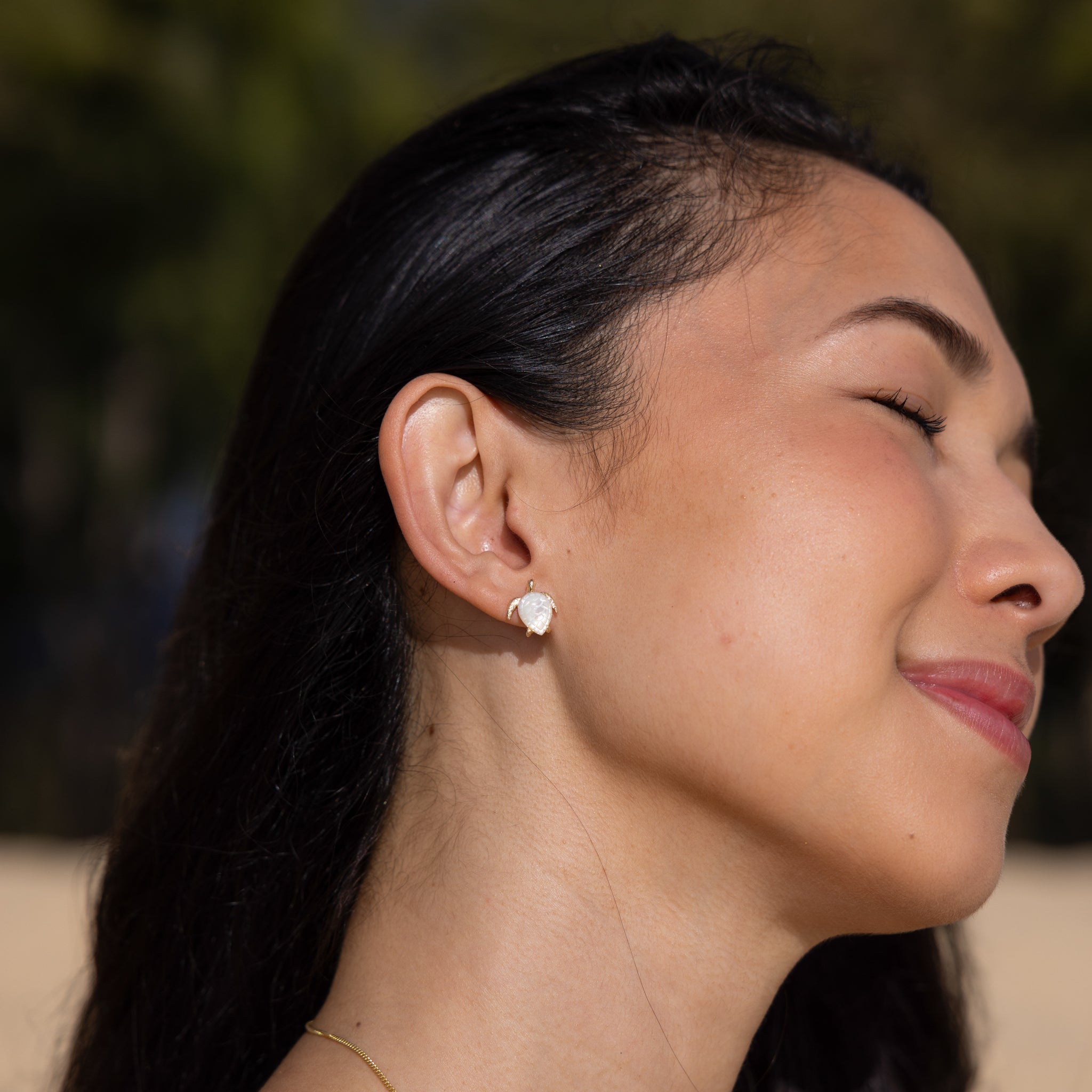 Honu Mother of Pearl Earrings in Gold - 13mm