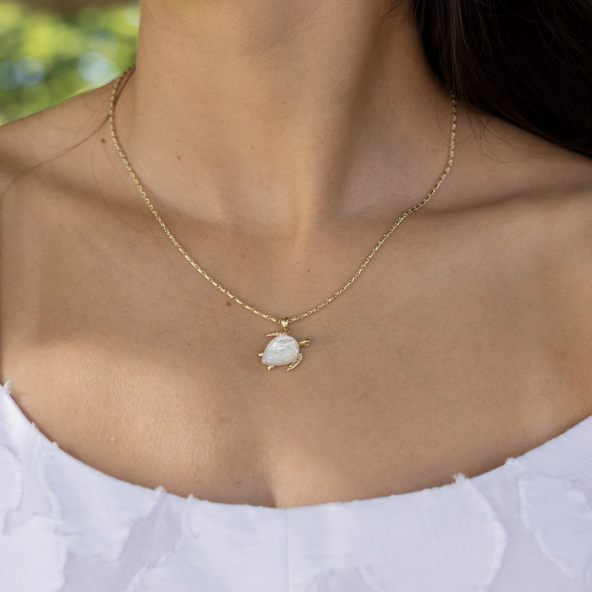 Honu Mother of Pearl Pendant in Gold - 16mm