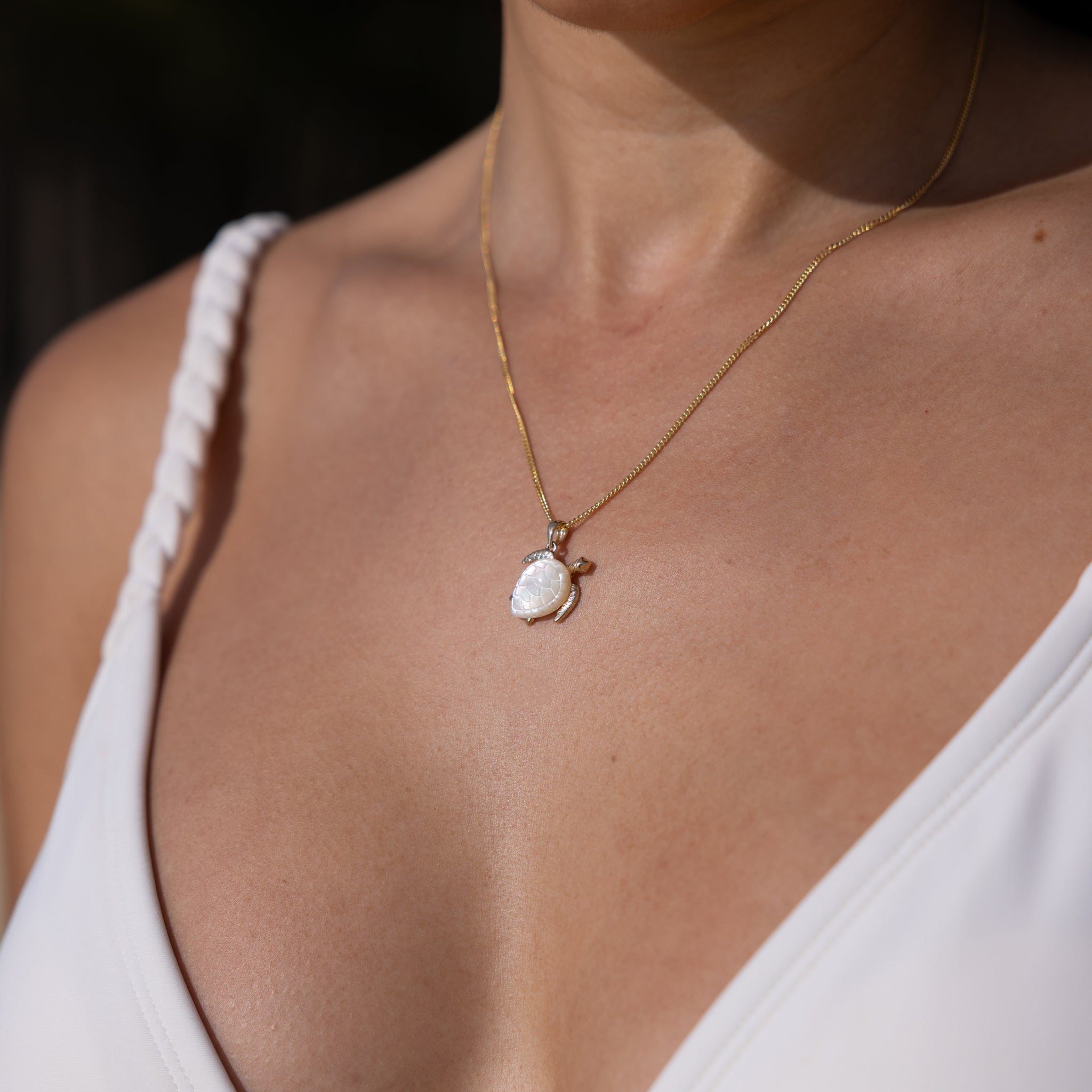 Honu Mother of Pearl Pendant in Gold - 16mm