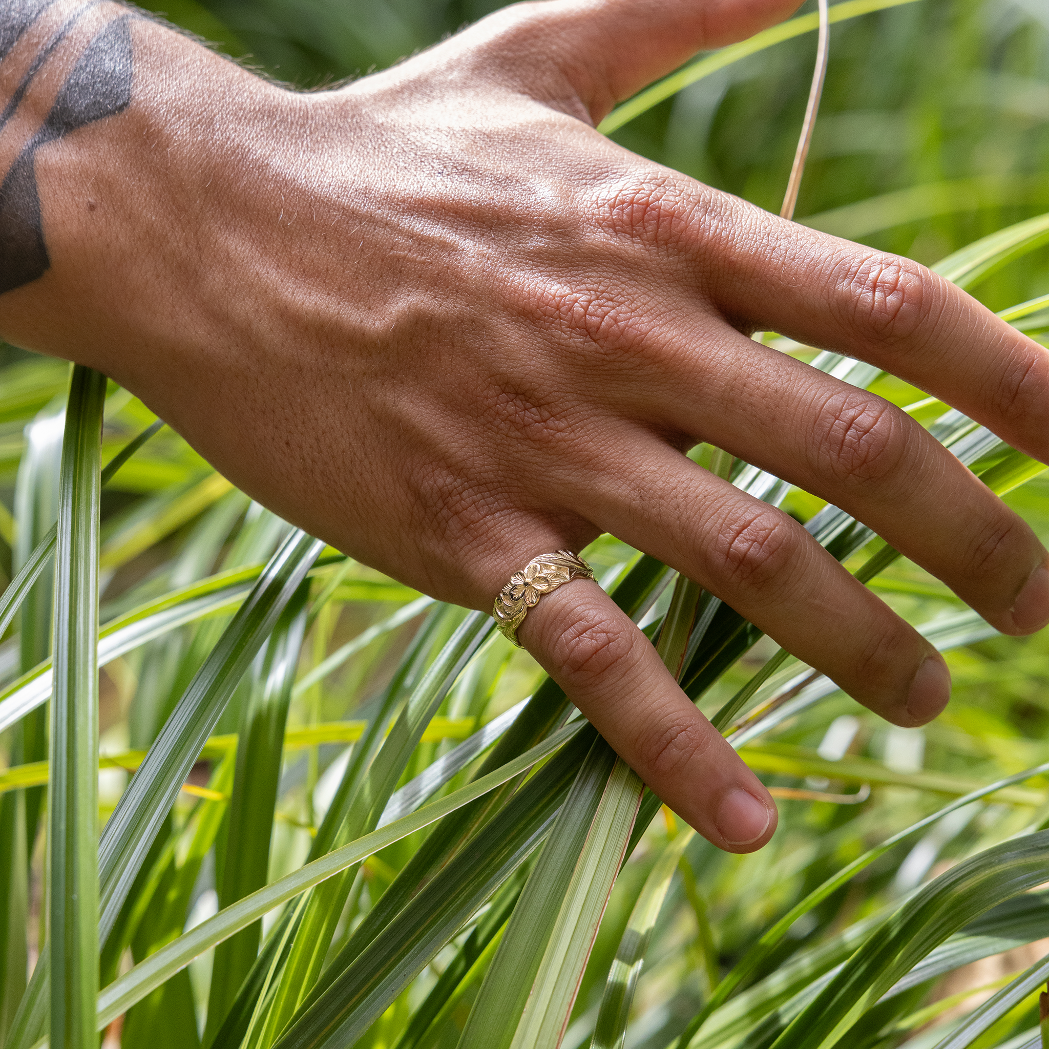 Hawaiian Heirloom Plumeria Ring in Gold - 8mm