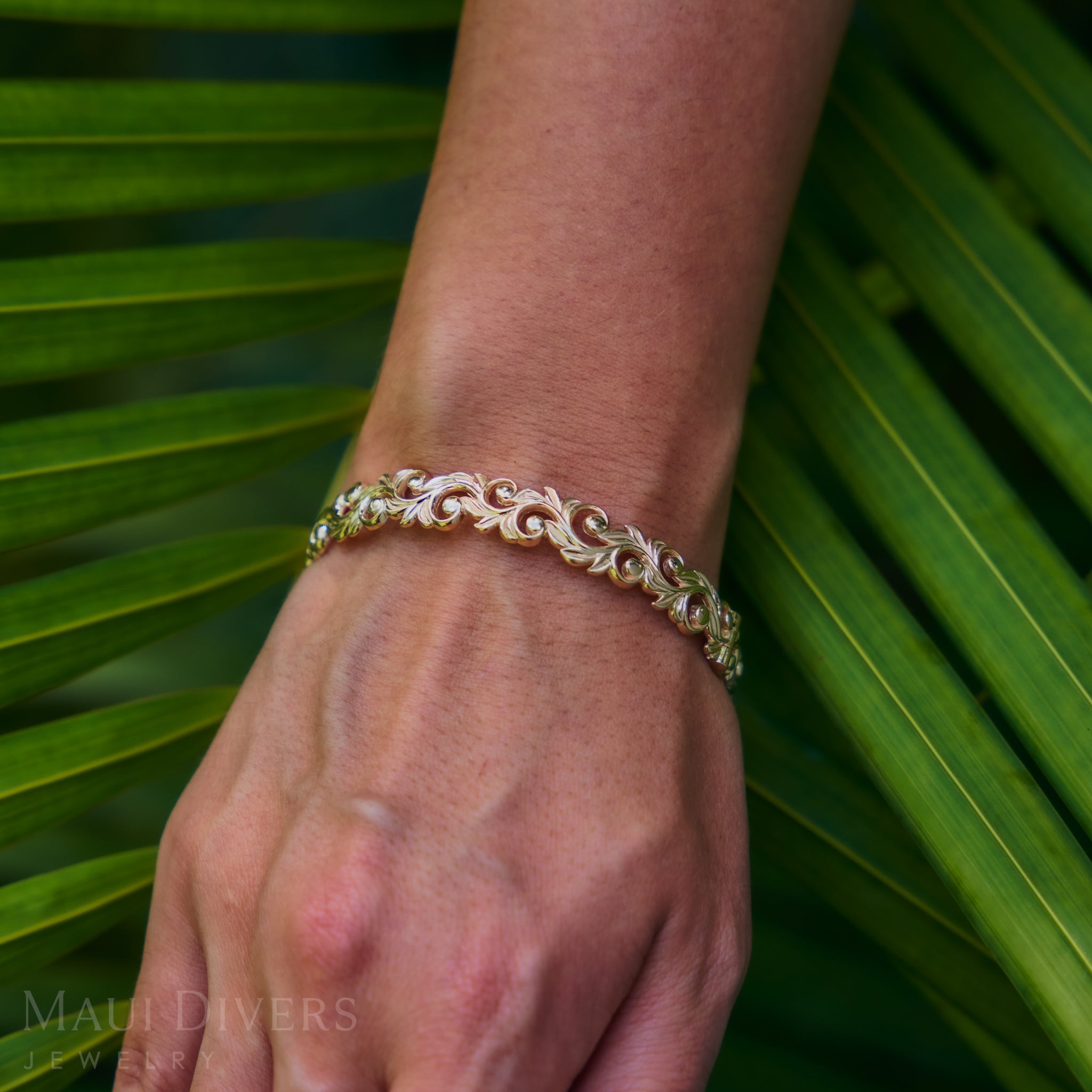 Living Heirloom Hinge Bracelet in Gold - 10mm
