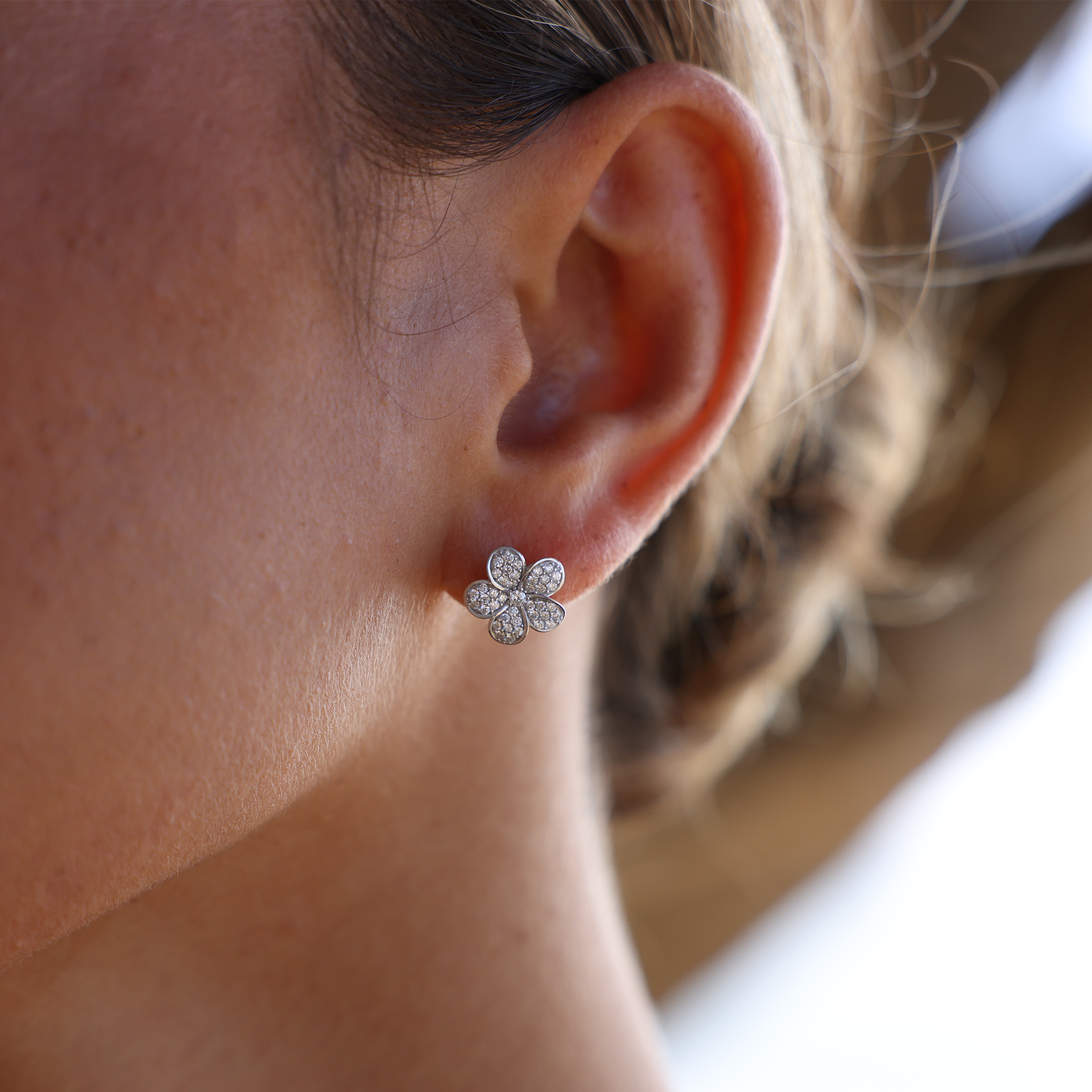 Plumeria Earrings in White Gold with Diamonds - 11mm