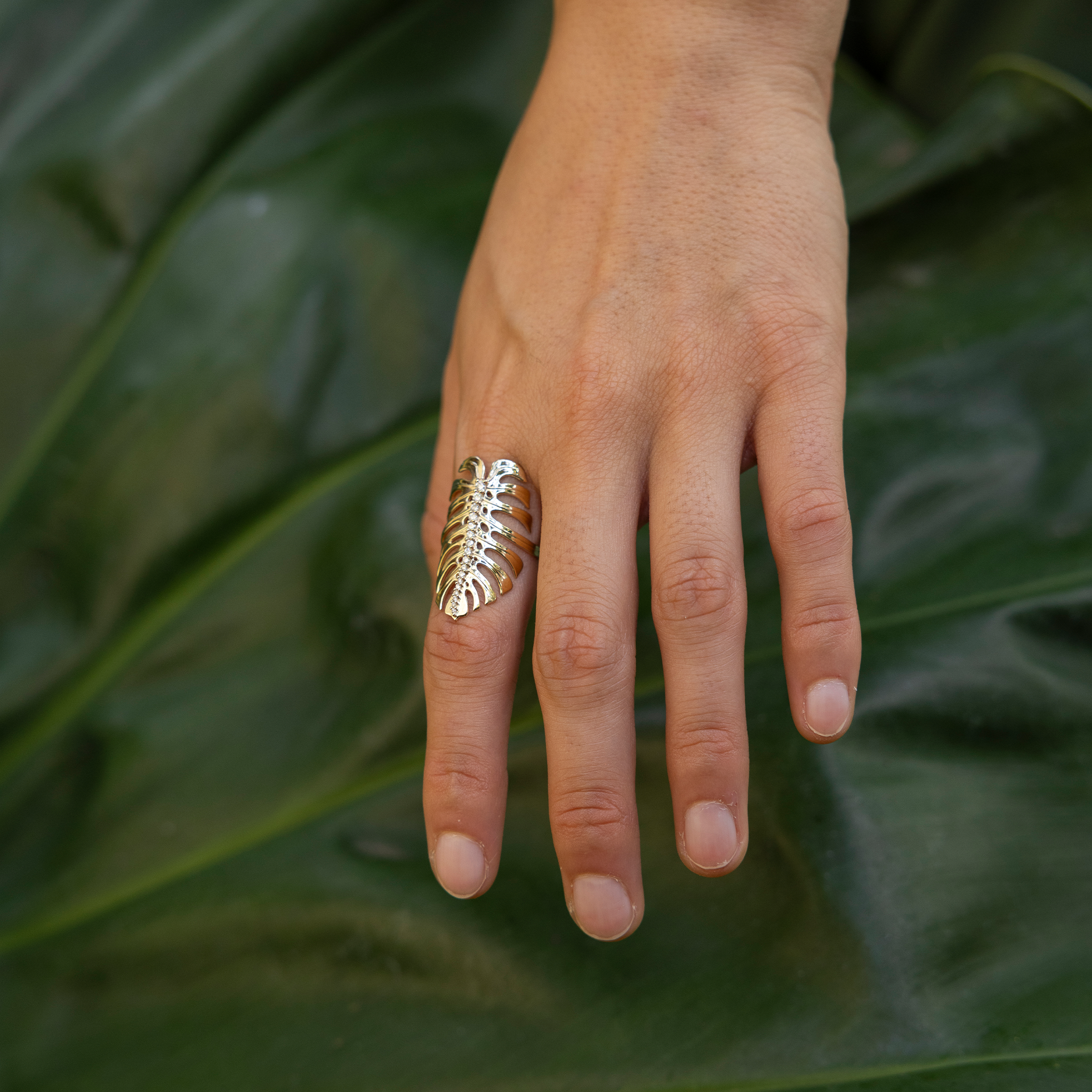 Monstera Ring in Gold with Diamonds - 32mm