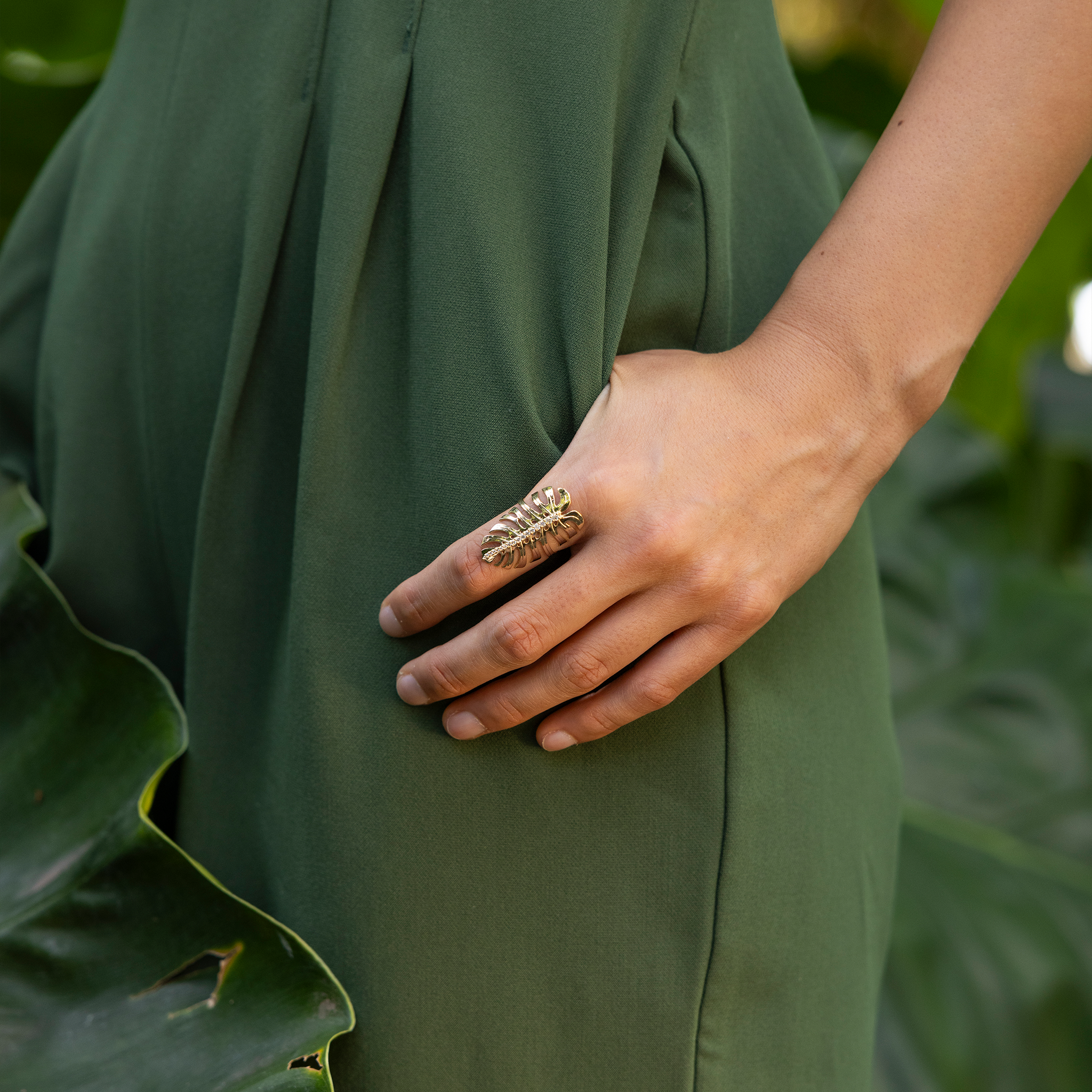 Monstera Ring in Gold with Diamonds - 32mm