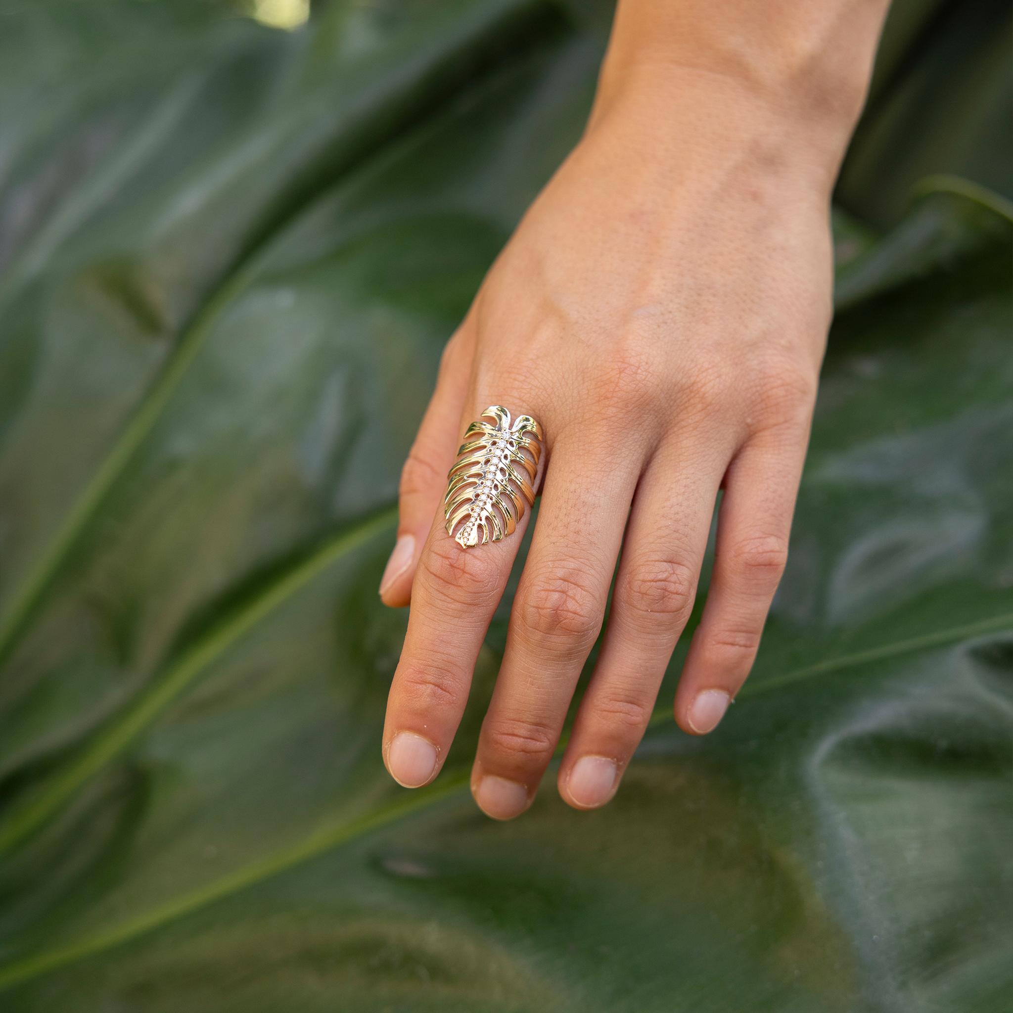 Monstera Ring in Gold with Diamonds - 32mm