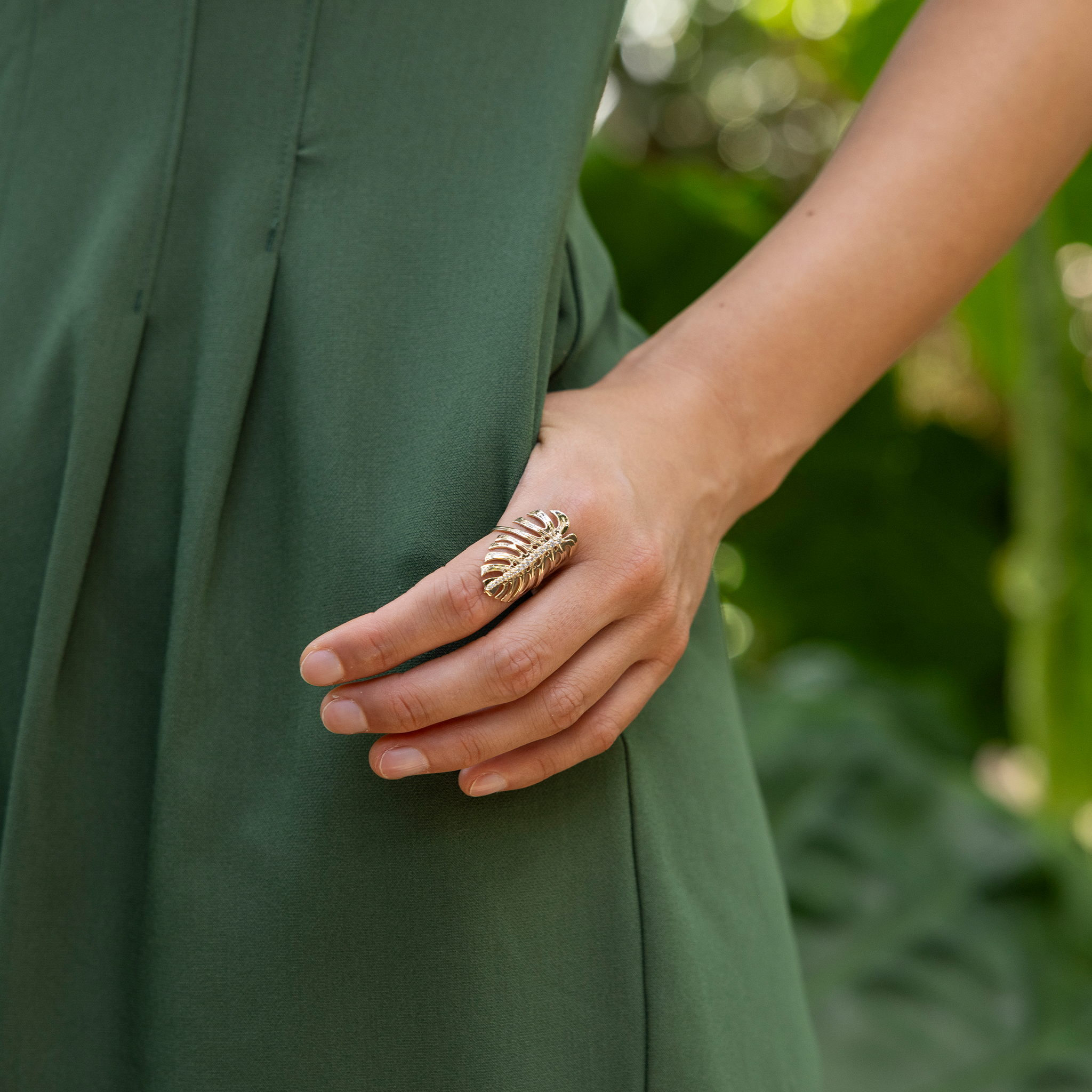 Monstera Ring in Gold with Diamonds - 32mm