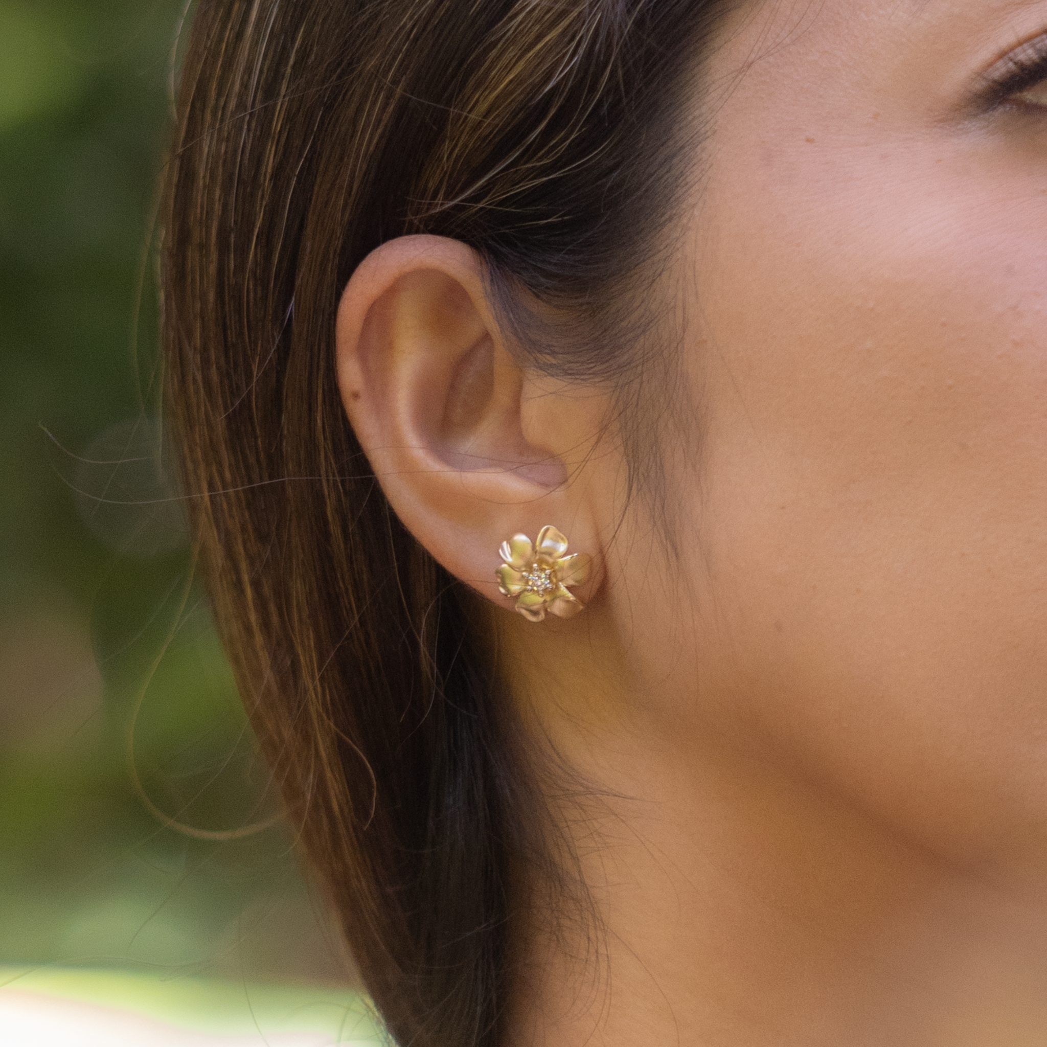 Nāʻū Earrings in Gold with Diamonds - 15mm