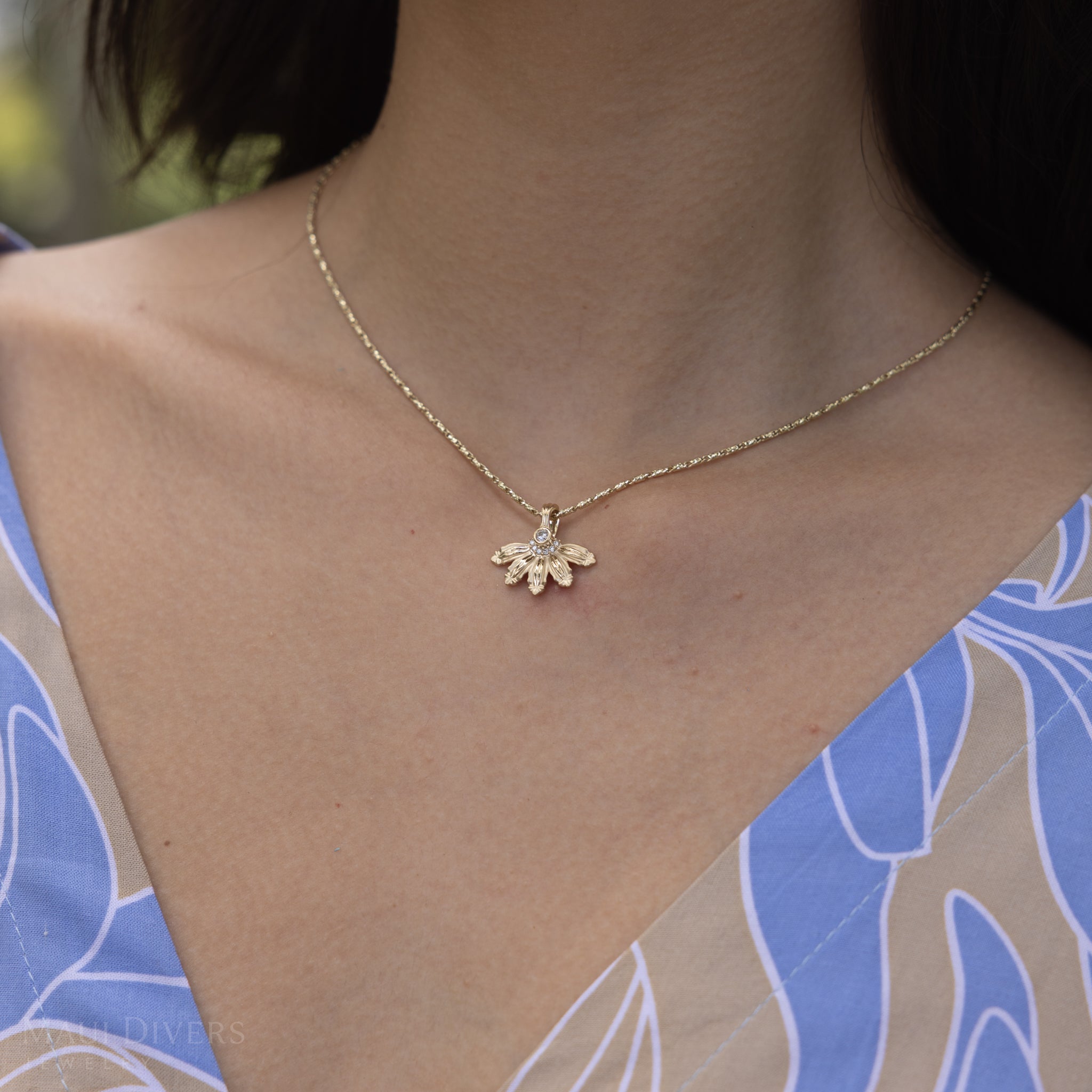 Mountain Naupaka Pendant in Gold with Diamonds - 28mm