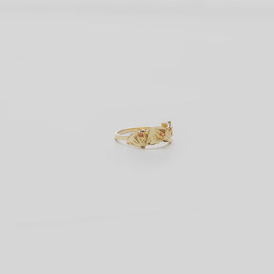 Video showcasing the 7.5mm Pineapple Sapphire Ring in 14k Yellow Gold