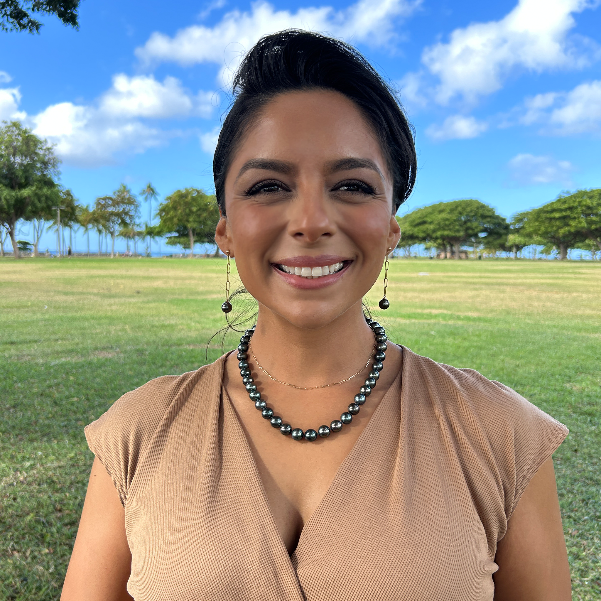 A woman wearing a Tahitian Black Pearl Strand with Gold Clasp - 10-11m - Maui Divers Jewelry